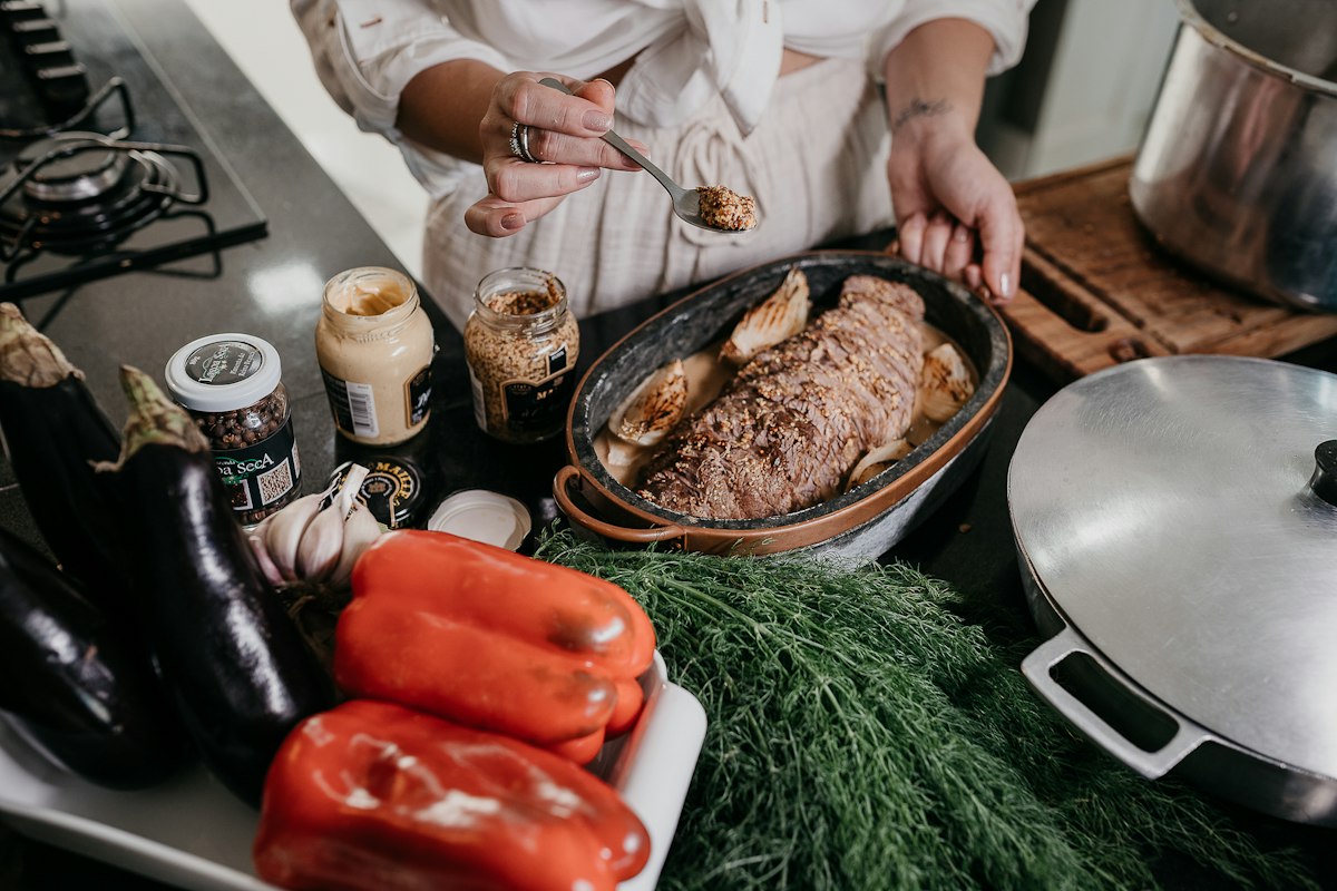 Gebratenes Hähnchen mit Gemüse und Kräuterkruste