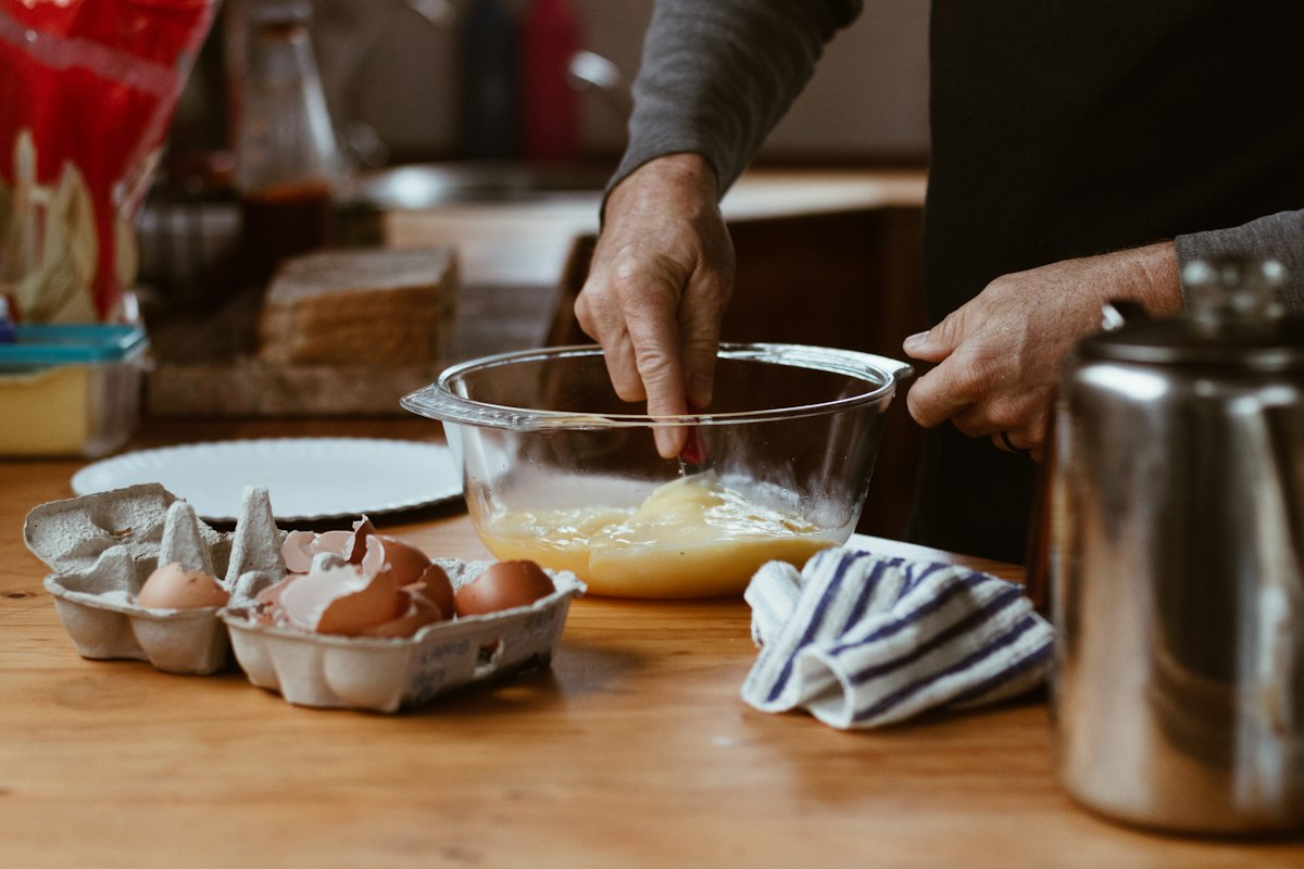 Vollkornbrot mit Aufstrichen und Gemüse
